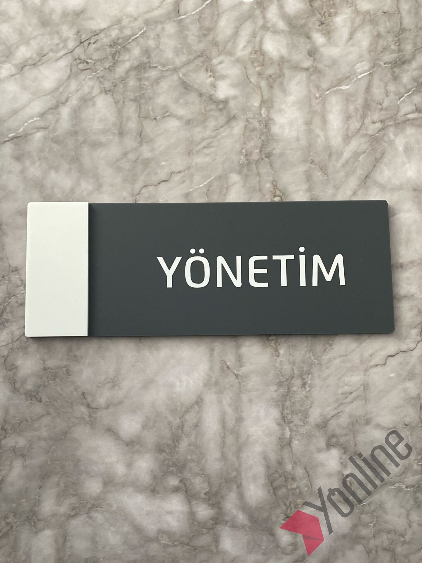 Beyaz Kenarlı Yönetim Kapı İsimliği