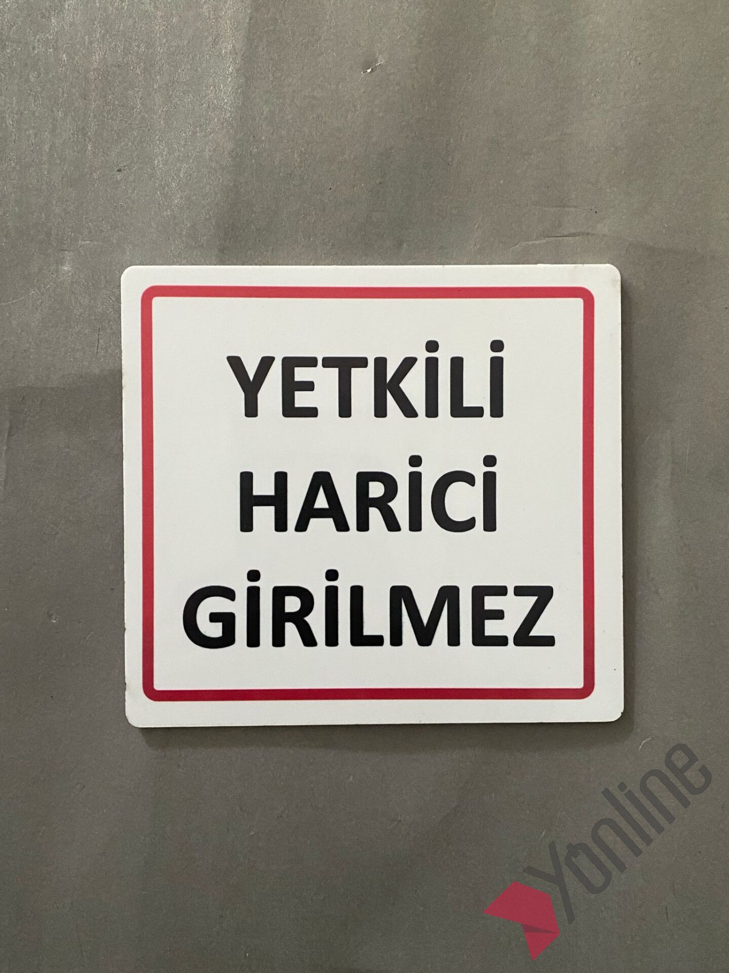 Parlak Beyaz Yetkili Harici Girilmez Uyarı Levhası