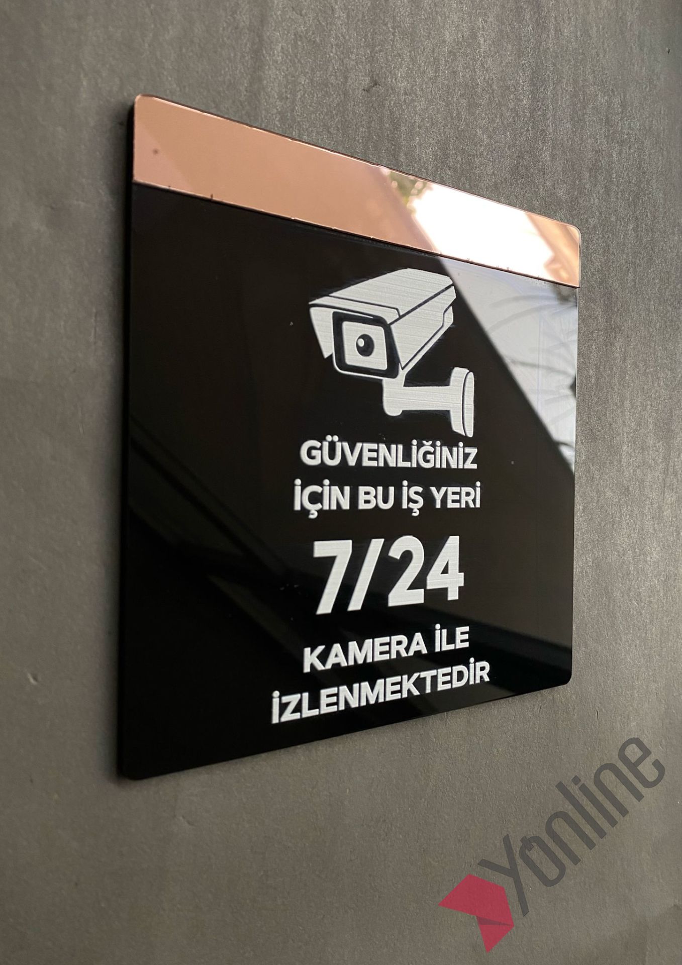 Pembe Altın Aynalı Güvenlik Kamerası Uyarı Levhası