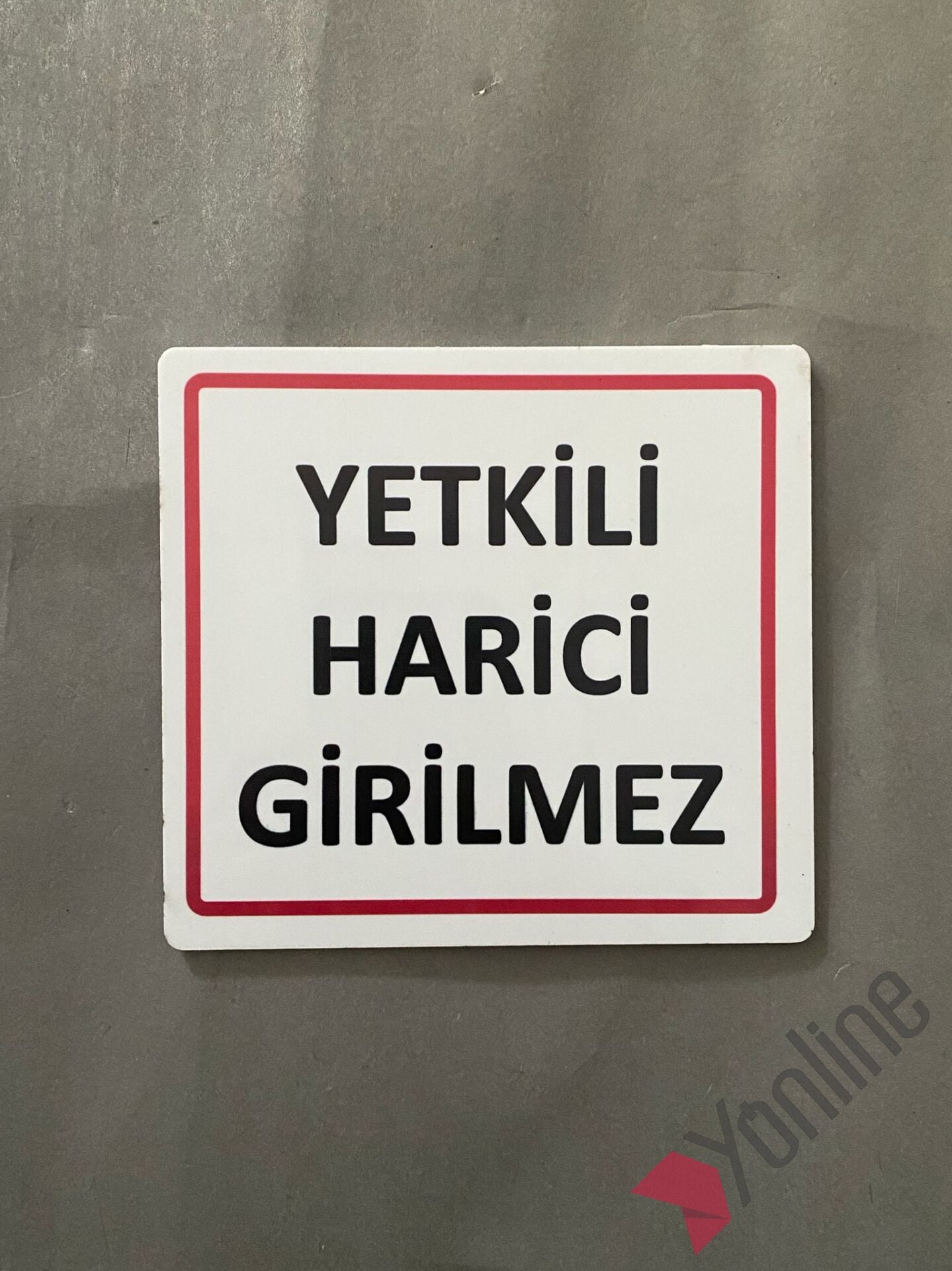 Parlak Beyaz Yetkili Harici Girilmez Uyarı Levhası