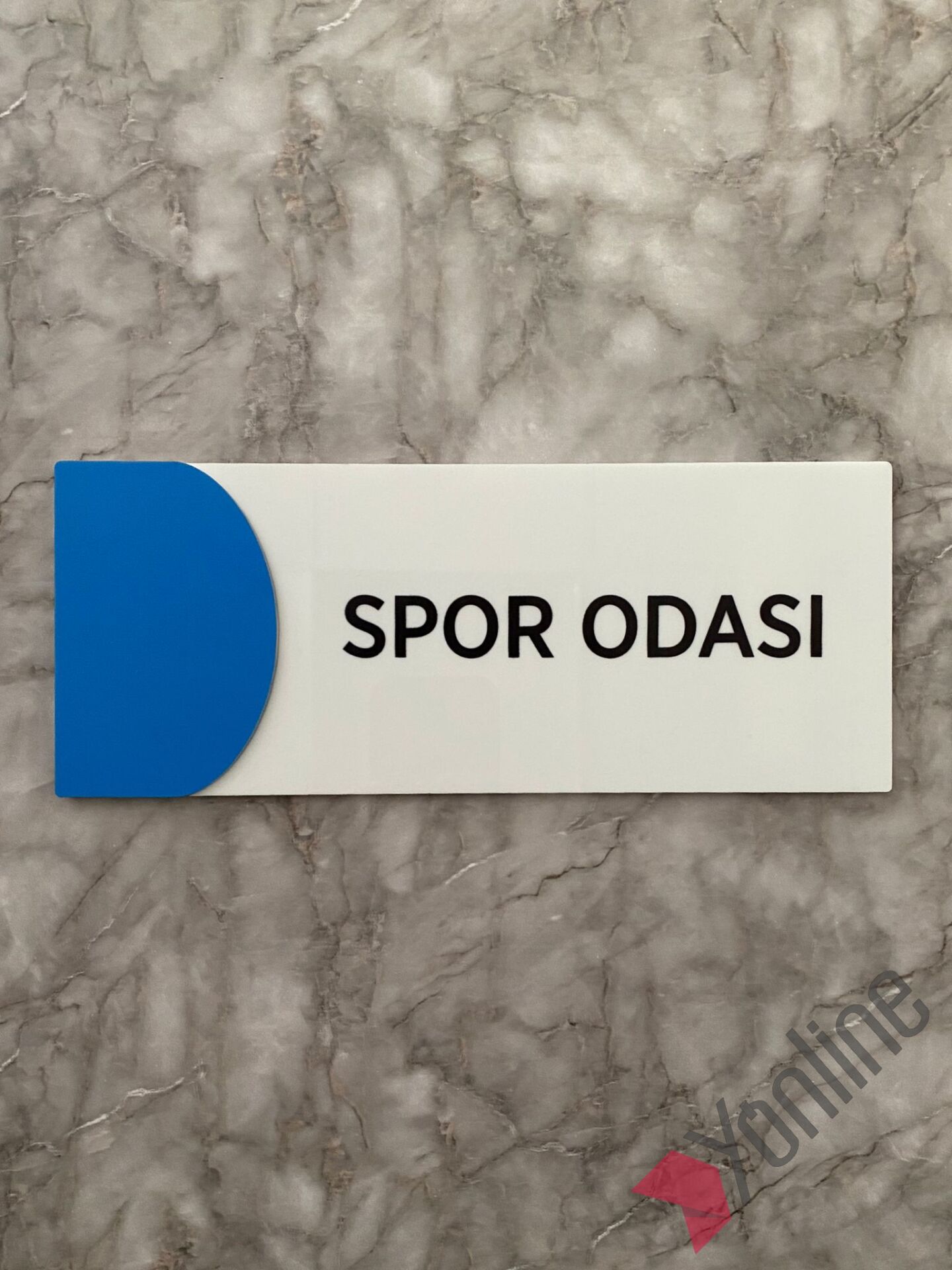 Mavi Kenarlı Beyaz Kapı İsimliği