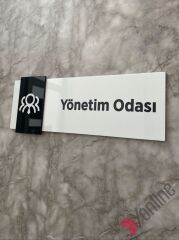 Siyah Kenarlı Parlak Beyaz Kapı İsimliği