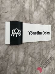 Siyah Kenarlı Parlak Beyaz Kapı İsimliği