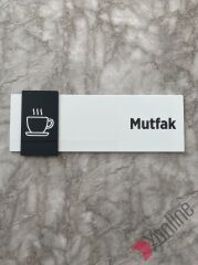 Siyah Kenarlı Parlak Beyaz Kapı İsimliği