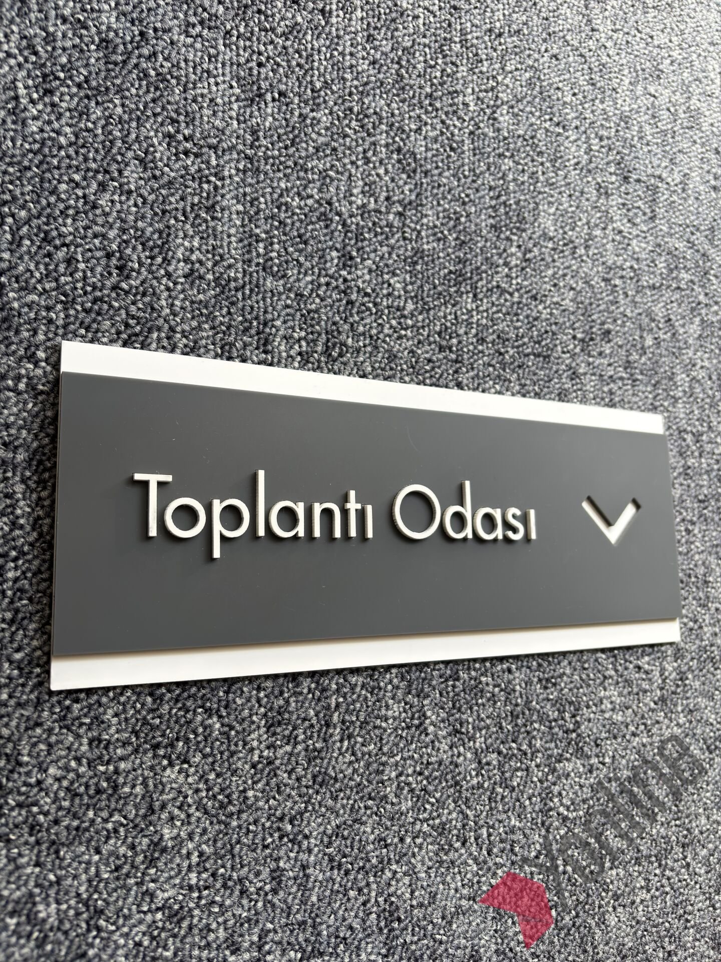 Çift Katlı Antrasit Toplantı Odası Kapı İsimliği