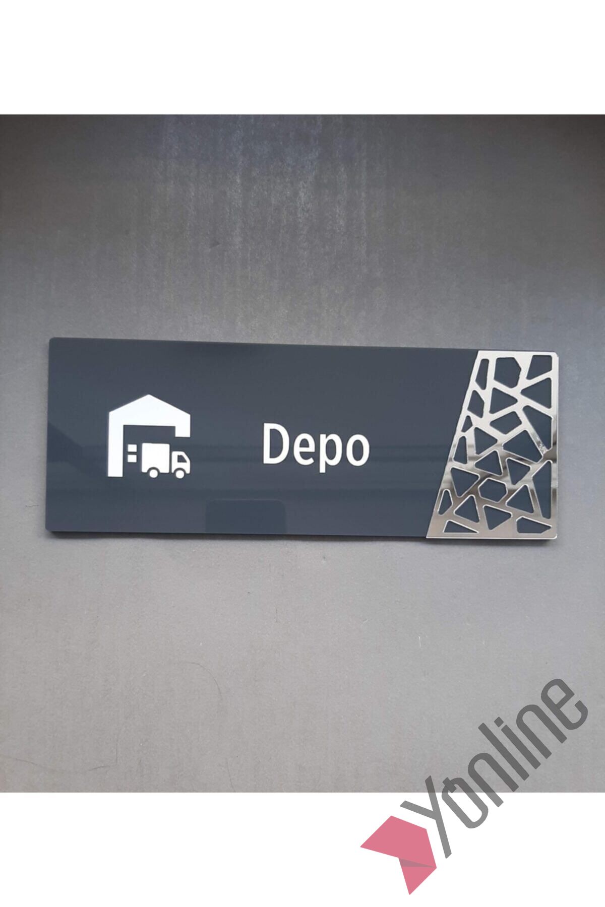 Gümüş Detaylı Depo Kapı İsimliği