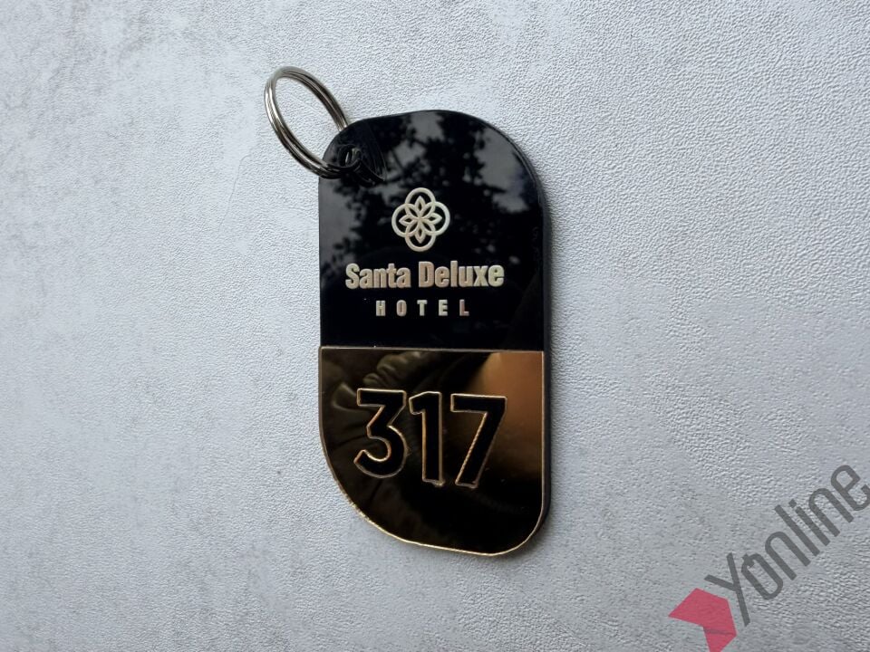 Altın Aynalı Logolu Parlak Siyah Otel Anahtarlığı