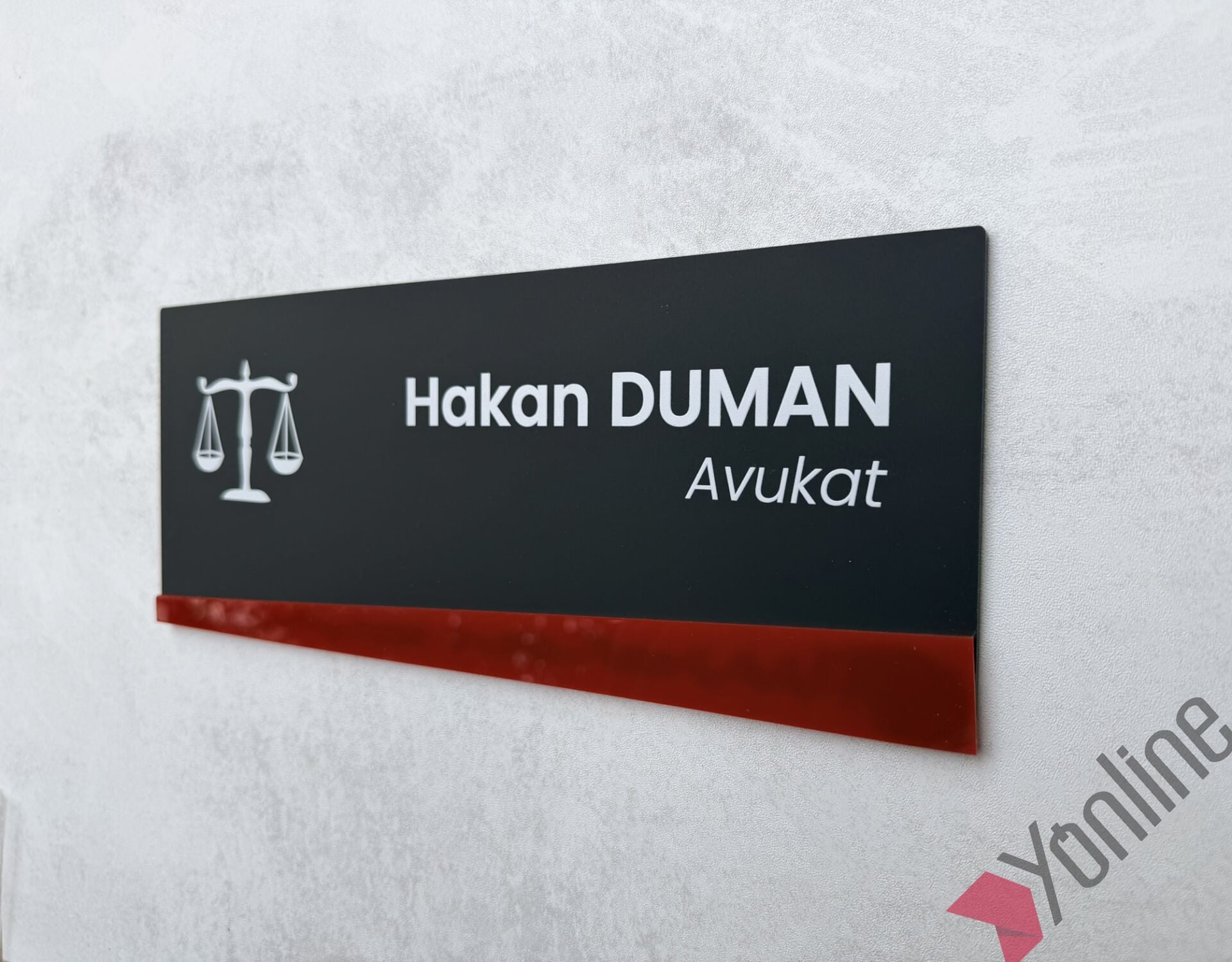 Kırmızı Şeritli Mat Siyah Kurumsal Kapı İsimliği