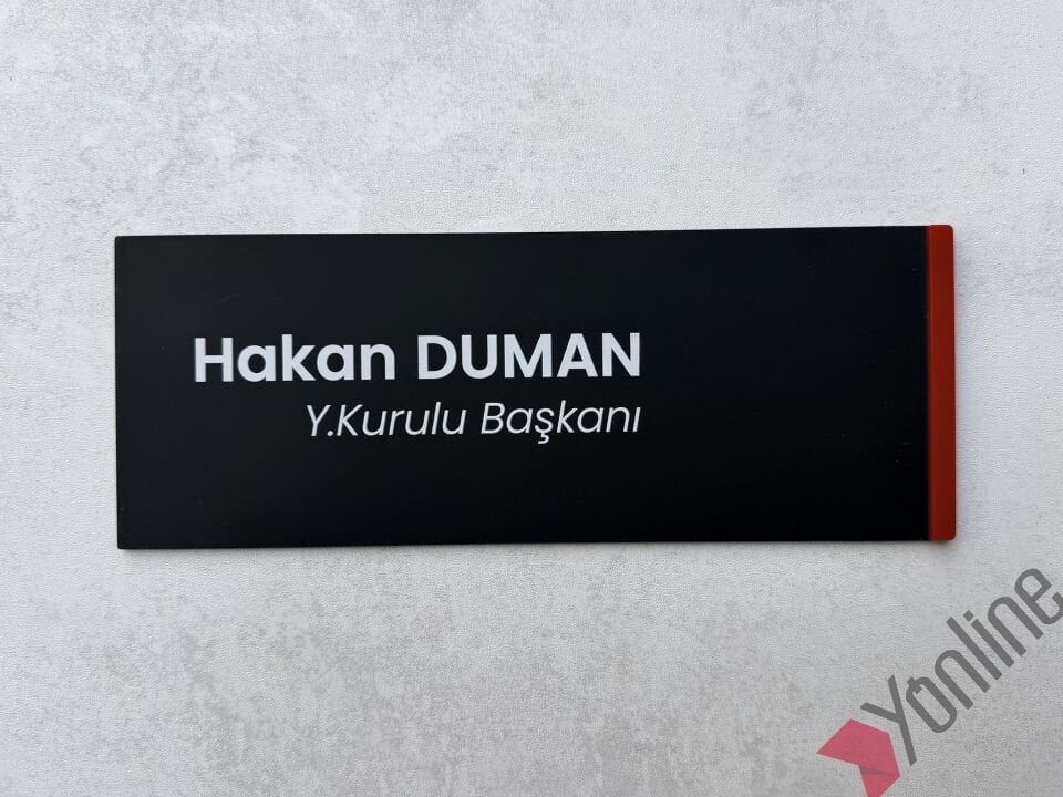 Kırmızı Detaylı Mat Siyah Kapı İsimliği