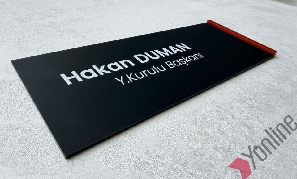 Kırmızı Detaylı Mat Siyah Kapı İsimliği