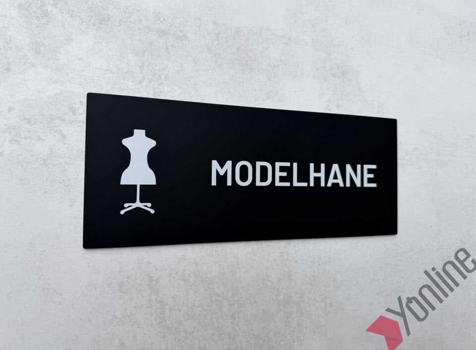 Mat Siyah İkonlu Sade Kapı İsimliği