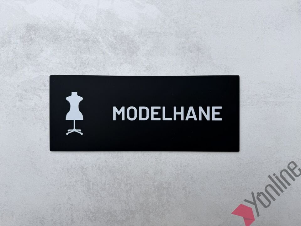 Mat Siyah İkonlu Sade Kapı İsimliği