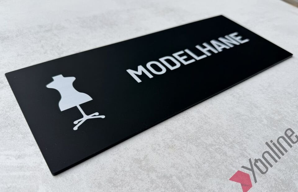 Mat Siyah İkonlu Sade Kapı İsimliği