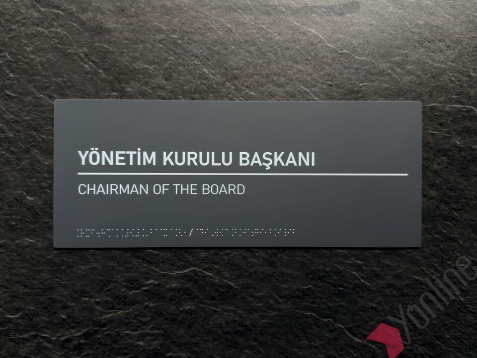 Mat Antrasit Braille Alfabeli Kurumsal Kapı İsimliği
