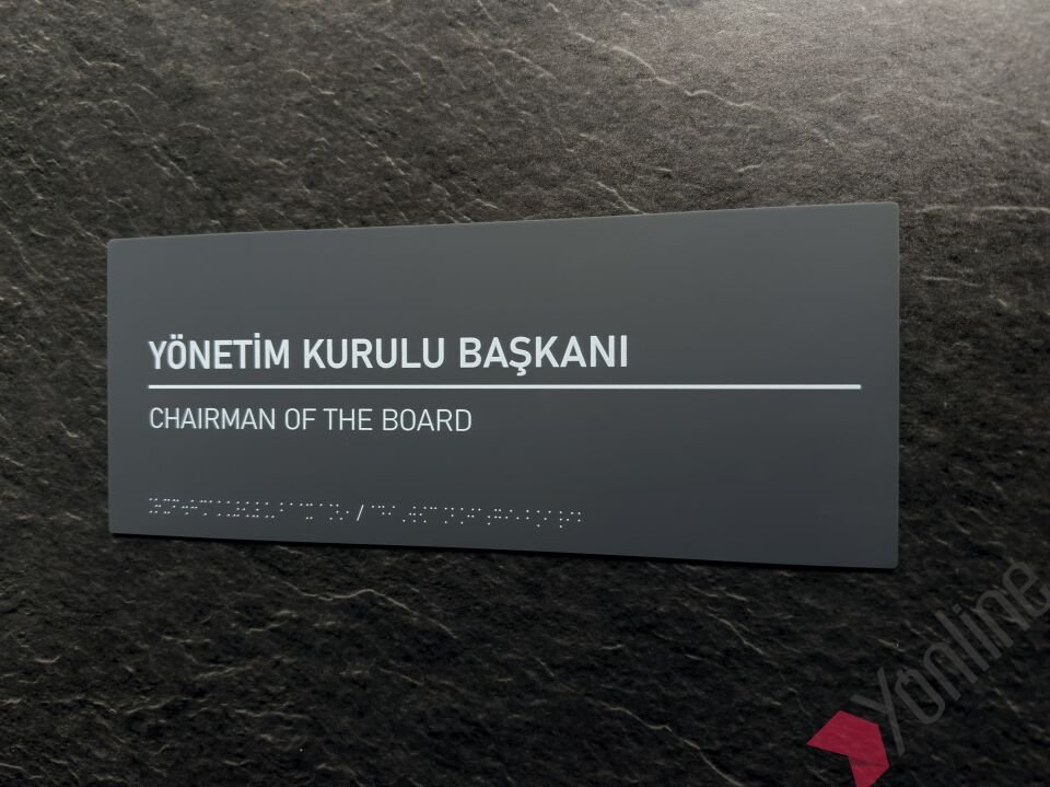 Mat Antrasit Braille Alfabeli Kurumsal Kapı İsimliği