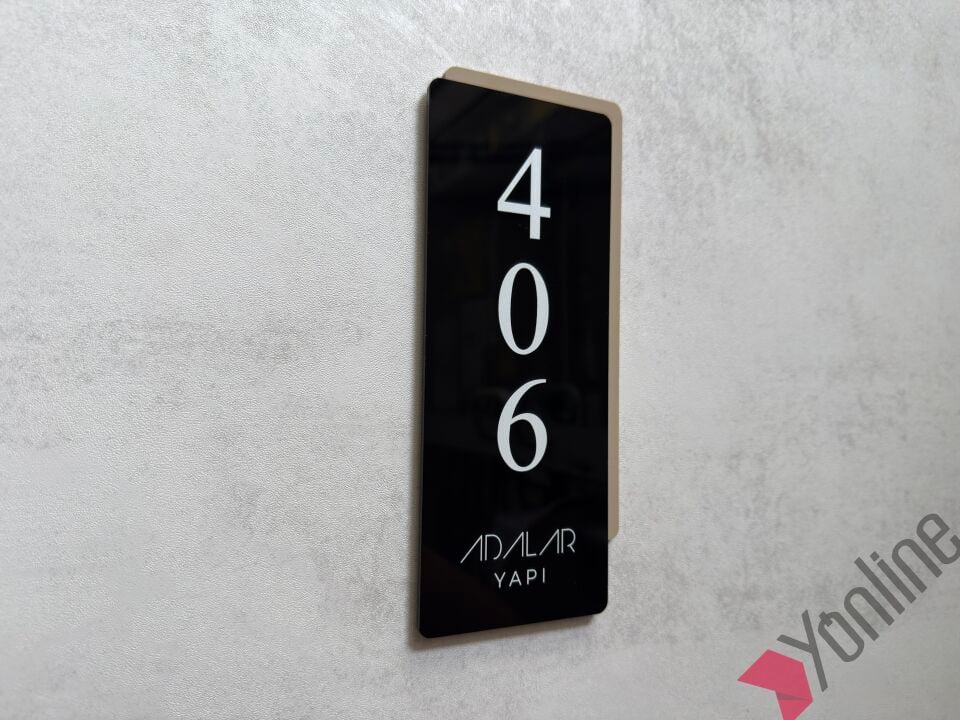 Bej Detaylı Parlak Siyah Logolu Otel Kapı Numarası