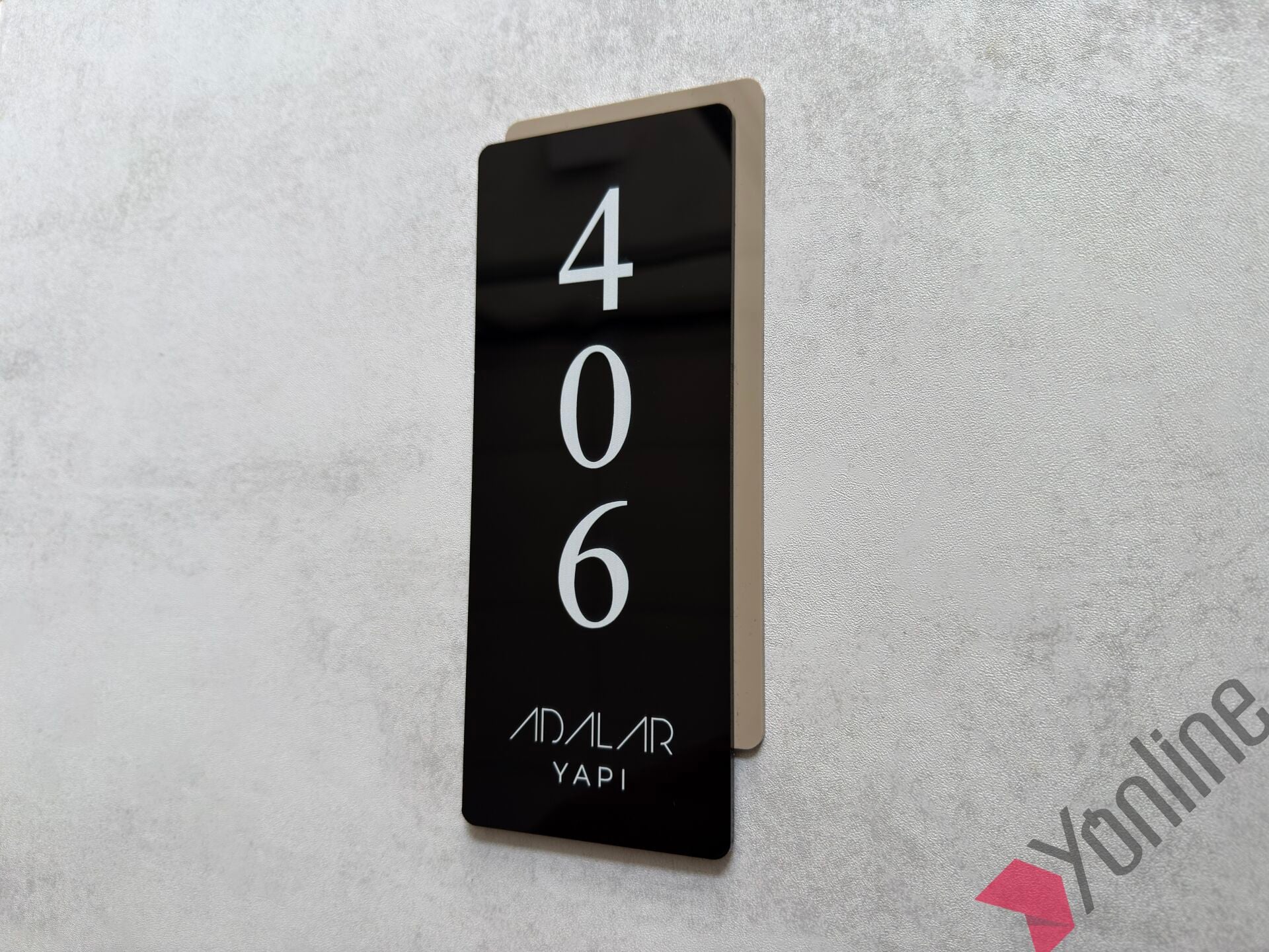 Bej Detaylı Parlak Siyah Logolu Otel Kapı Numarası