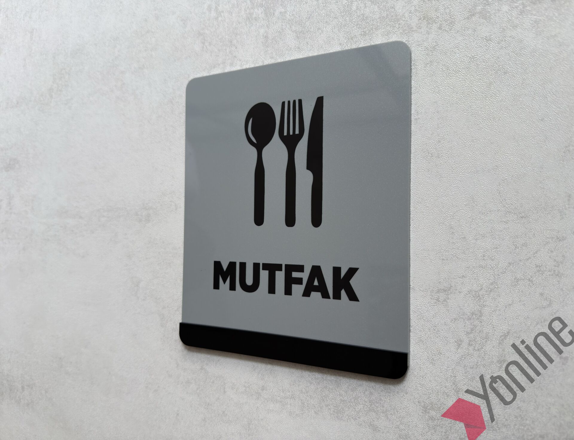 İkonlu Gri Kapı İsimliği