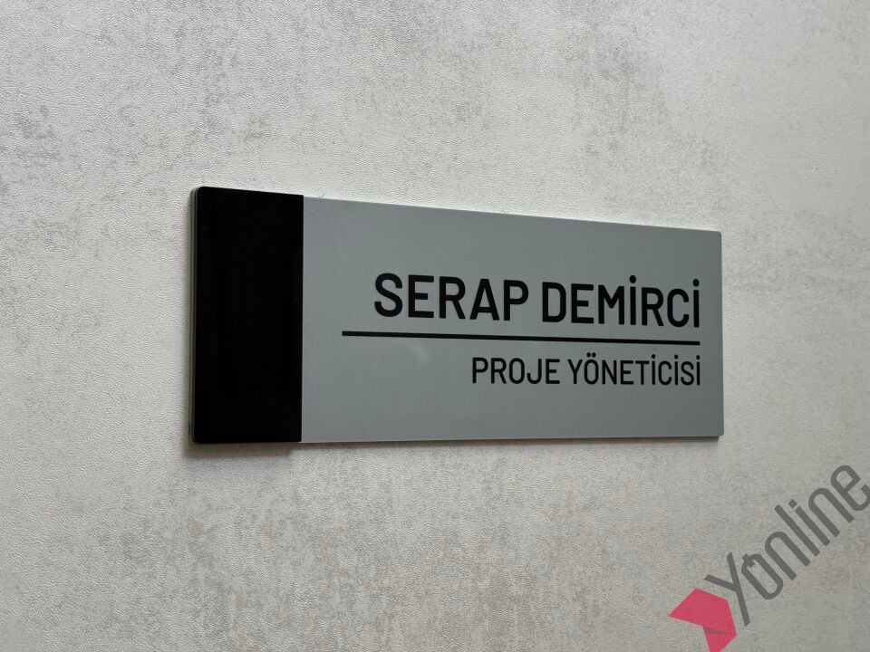 Siyah Kenarlı Gri Kapı İsimliği