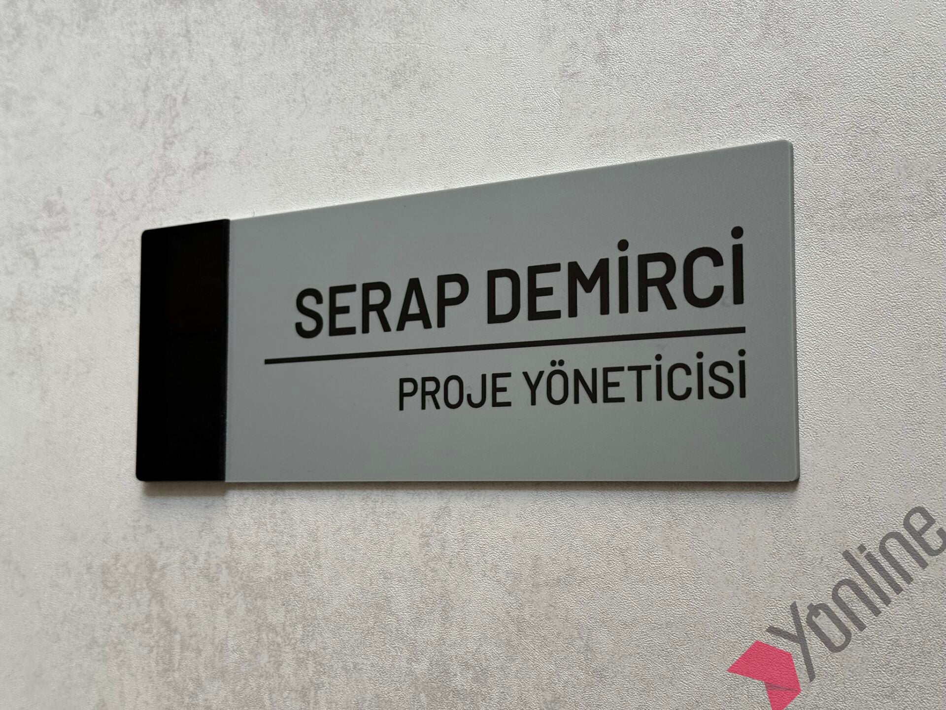 Siyah Kenarlı Gri Kapı İsimliği