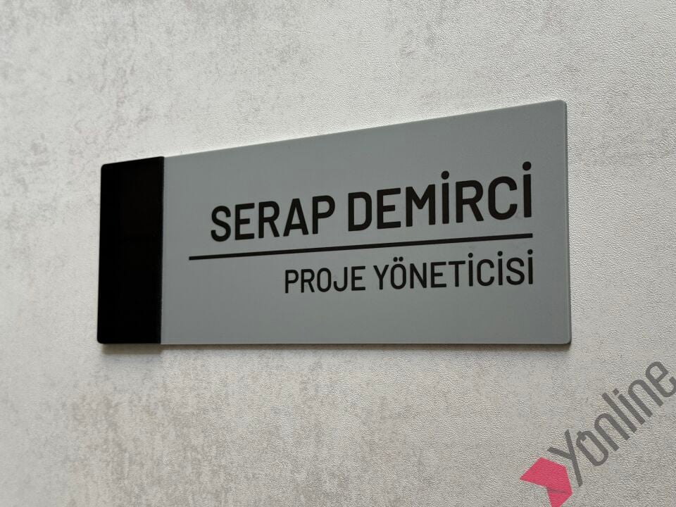 Siyah Kenarlı Gri Kapı İsimliği