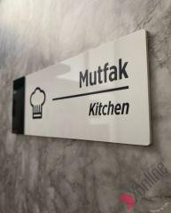 Parlak Beyaz Mutfak Kapı İsimliği