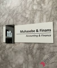 Siyah Detaylı Beyaz Muhasebe & Finans Kapı İsimliği