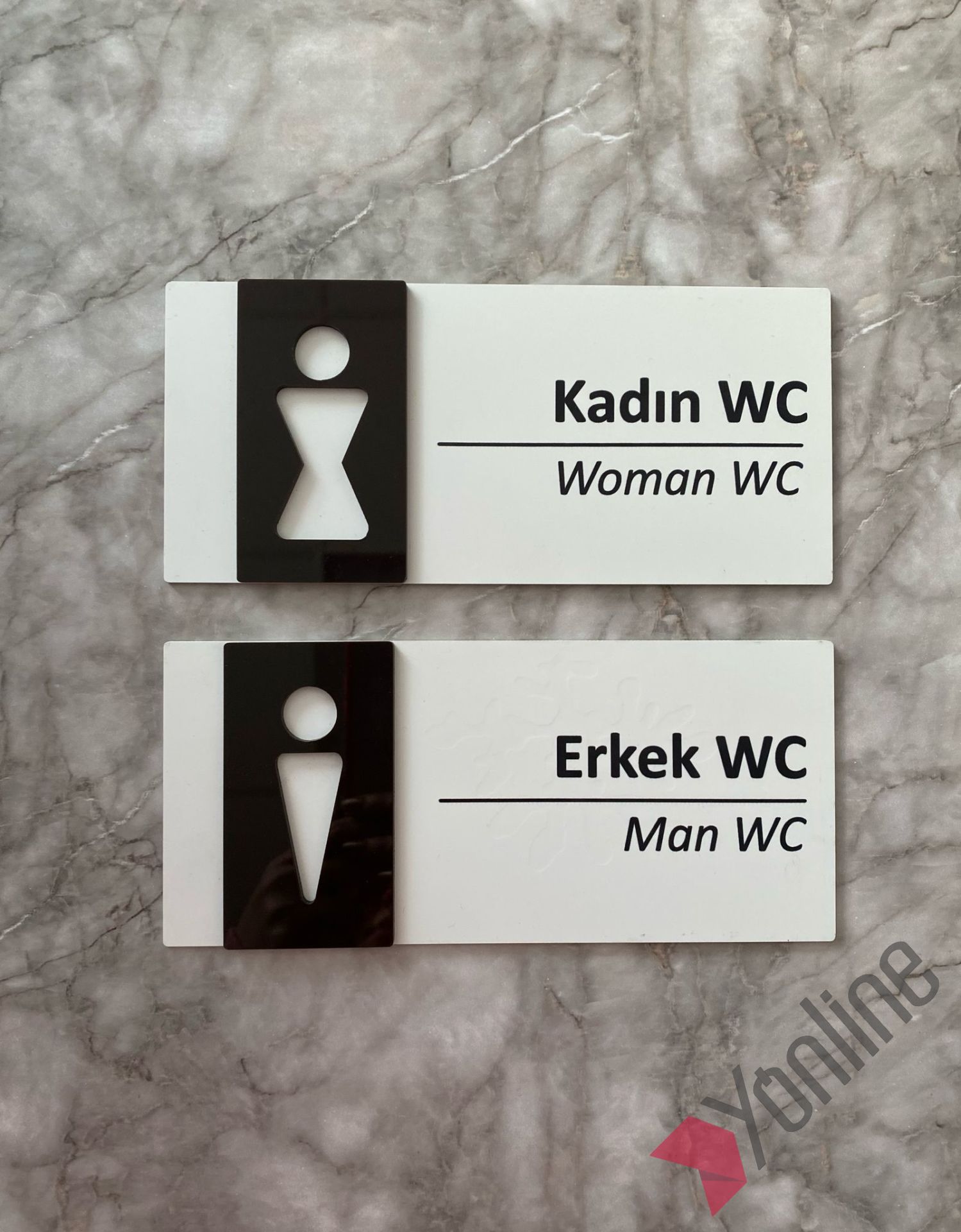 Siyah Detaylı Beyaz WC Levhası