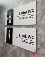 Siyah Detaylı Beyaz WC Levhası